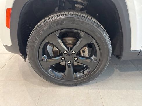 Used 2023 Jeep Grand Cherokee Altitude AWD/4WD image 13