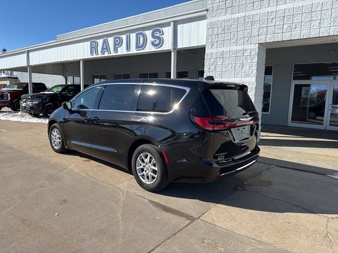 Used 2025 Chrysler Pacifica Select FWD image 5
