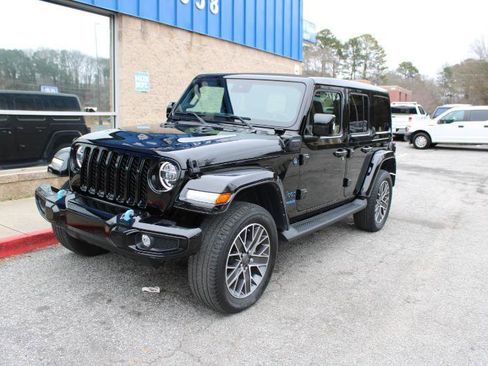 Used 2022 Jeep Wrangler Unlimited Sahara AWD/4WD image 3
