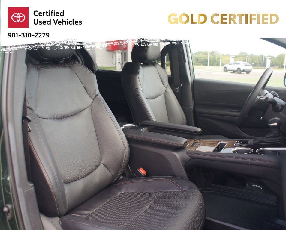 Used 2025 Toyota Sienna Platinum AWD/4WD image 26