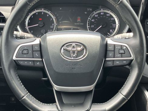 Used 2023 Toyota Highlander XLE FWD image 19