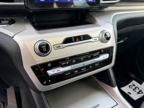 Used 2021 Ford Explorer XLT w/ Equipment Group 202A image 17