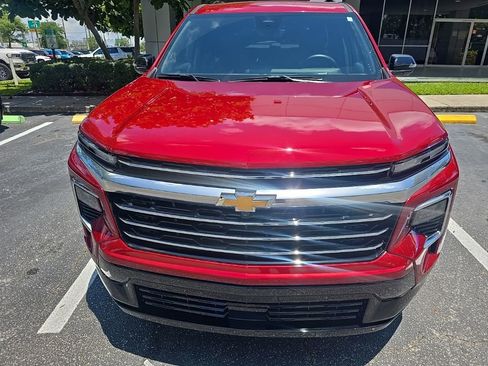 Used 2025 Chevrolet Traverse High Country w/ LPO, Cargo Package AWD/4WD image 2