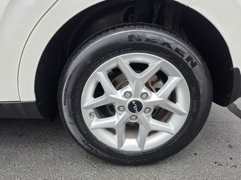 Used 2023 Kia Soul LX w/ LX Technology Package FWD image 12