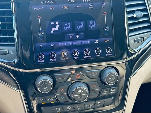 Used 2019 Jeep Grand Cherokee Limited image 17