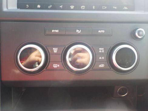 Used 2018 Land Rover Discovery SE image 21