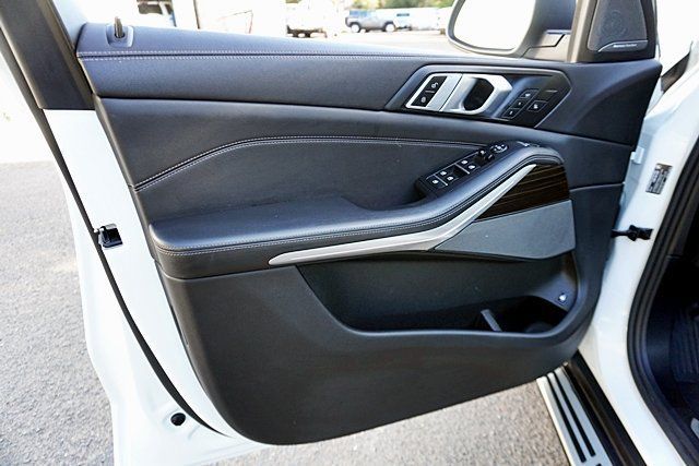 Used 2025 BMW X5 xDrive50e AWD/4WD image 32