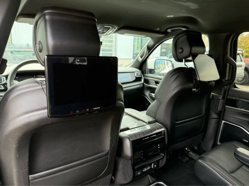 Used 2022 Jeep Wagoneer Series III w/ Rear Seat Video Group 1 AWD/4WD image 8