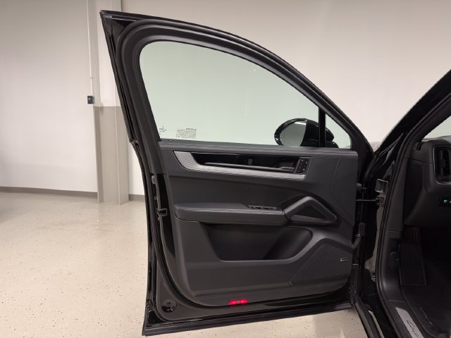 Certified 2026 Porsche Cayenne S AWD/4WD image 38