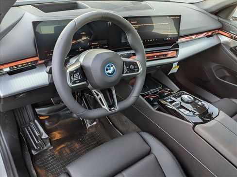 Used 2026 BMW i5 M60 w/ M Sport Package RWD image 3