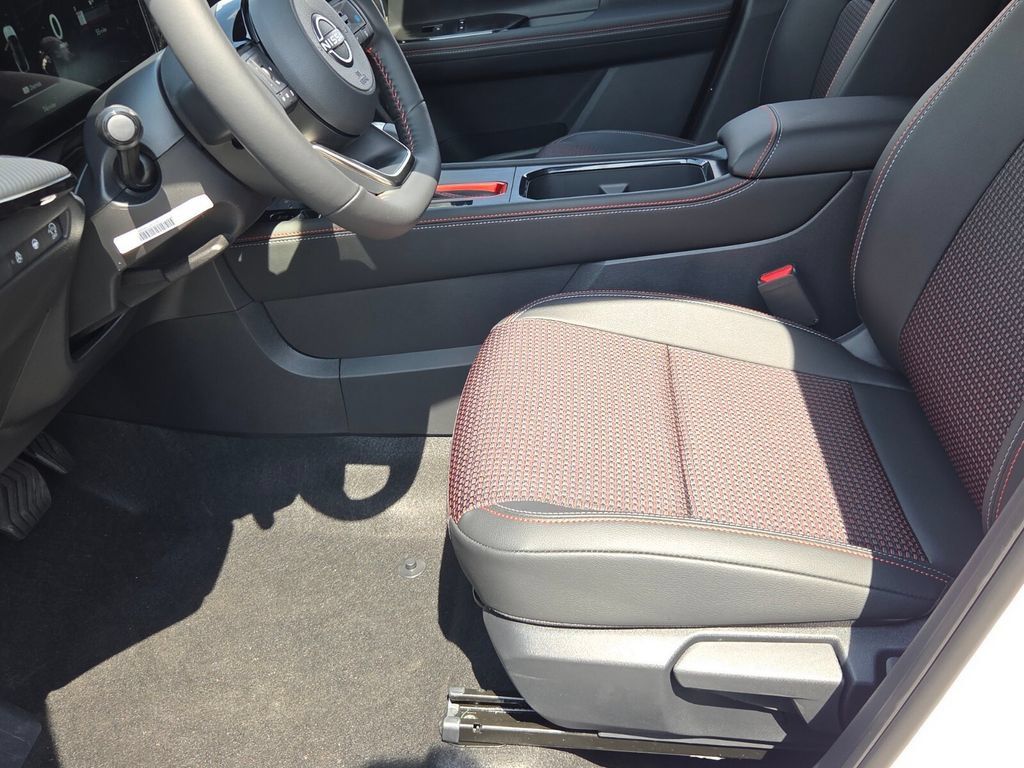 New 2027 Nissan Kicks SR w/ SR Premium Package FWD image 4