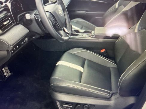 Used 2025 Toyota Camry SE image 3