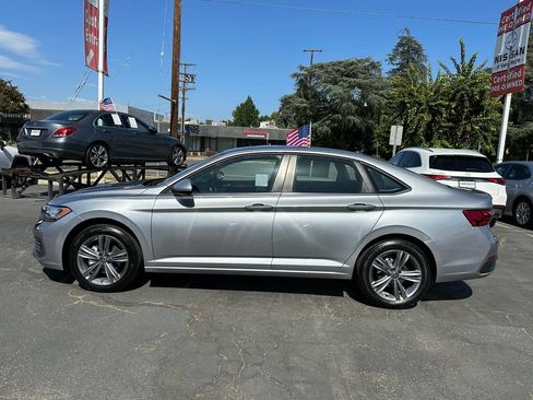 Used 2024 Volkswagen Jetta SE FWD image 3