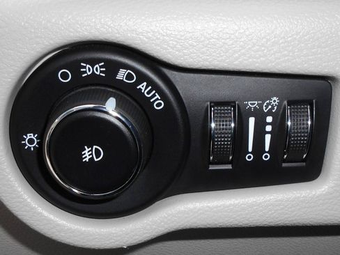 Certified 2018 Chrysler Pacifica Limited FWD image 21