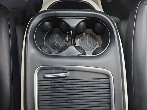 Used 2024 Chrysler Pacifica Touring-L image 28