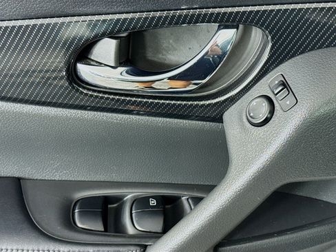 Used 2017 Nissan Rogue SL image 23