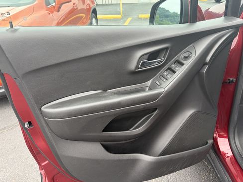 Used 2022 Chevrolet Trax LT w/ LT Convenience Package AWD/4WD image 10