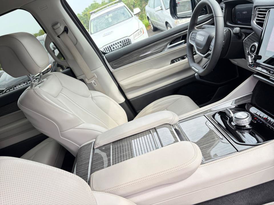 Used 2022 Jeep Wagoneer Series II AWD/4WD image 32