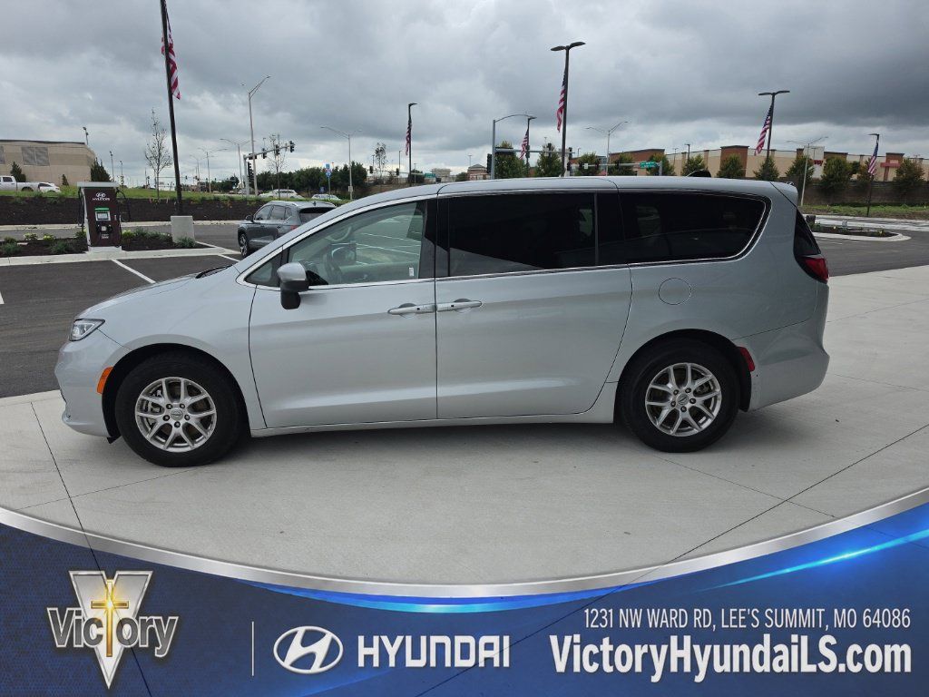 Used 2023 Chrysler Pacifica Touring-L FWD image 2