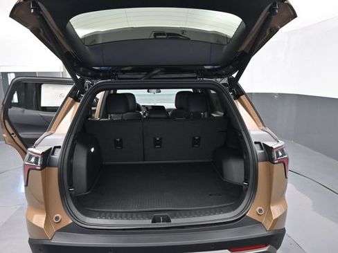 New 2027 Chevrolet Equinox LT w/ Convenience Package II FWD image 8