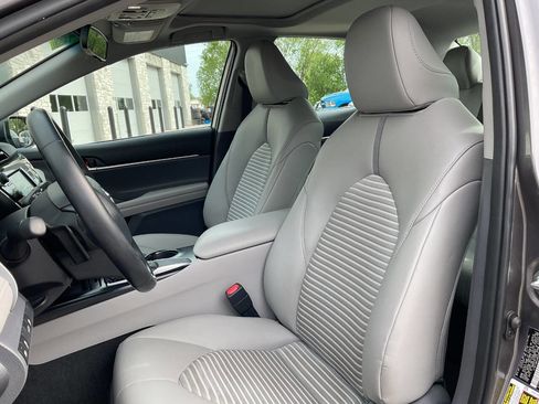 Used 2018 Toyota Camry SE w/ Moonroof Package FWD image 14