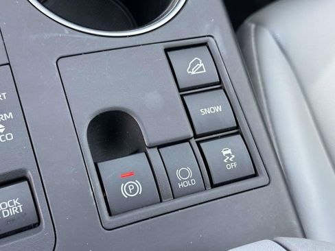 Used 2023 Toyota Highlander XLE AWD/4WD image 40