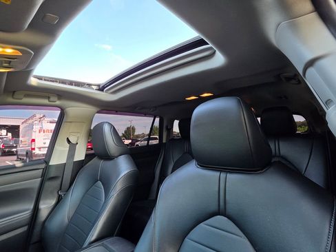 Used 2022 Toyota Highlander XLE AWD/4WD image 31
