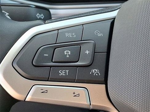 New 2025 Volkswagen Taos SE image 17