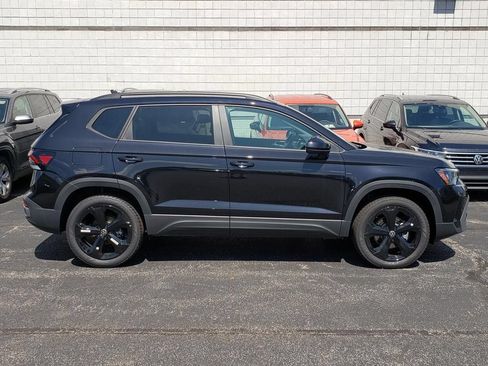 New 2026 Volkswagen Taos SE AWD/4WD image 2