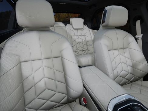 Used 2025 BMW i7 xDrive60 w/ Premium Package image 37