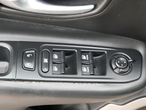 Used 2016 Jeep Renegade Limited image 19