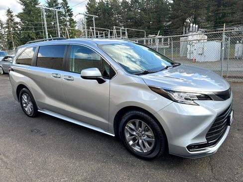 Used 2022 Toyota Sienna LE image 3