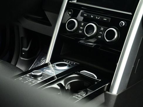 Used 2017 Land Rover Discovery HSE image 34