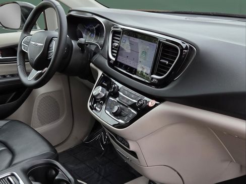 Used 2024 Chrysler Pacifica Touring-L FWD image 37