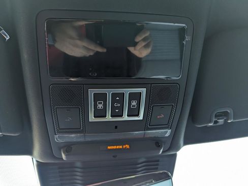 Used 2024 Land Rover Discovery Dynamic SE image 24