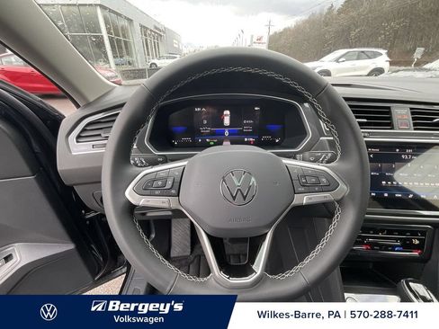 Used 2024 Volkswagen Tiguan SE AWD/4WD image 6