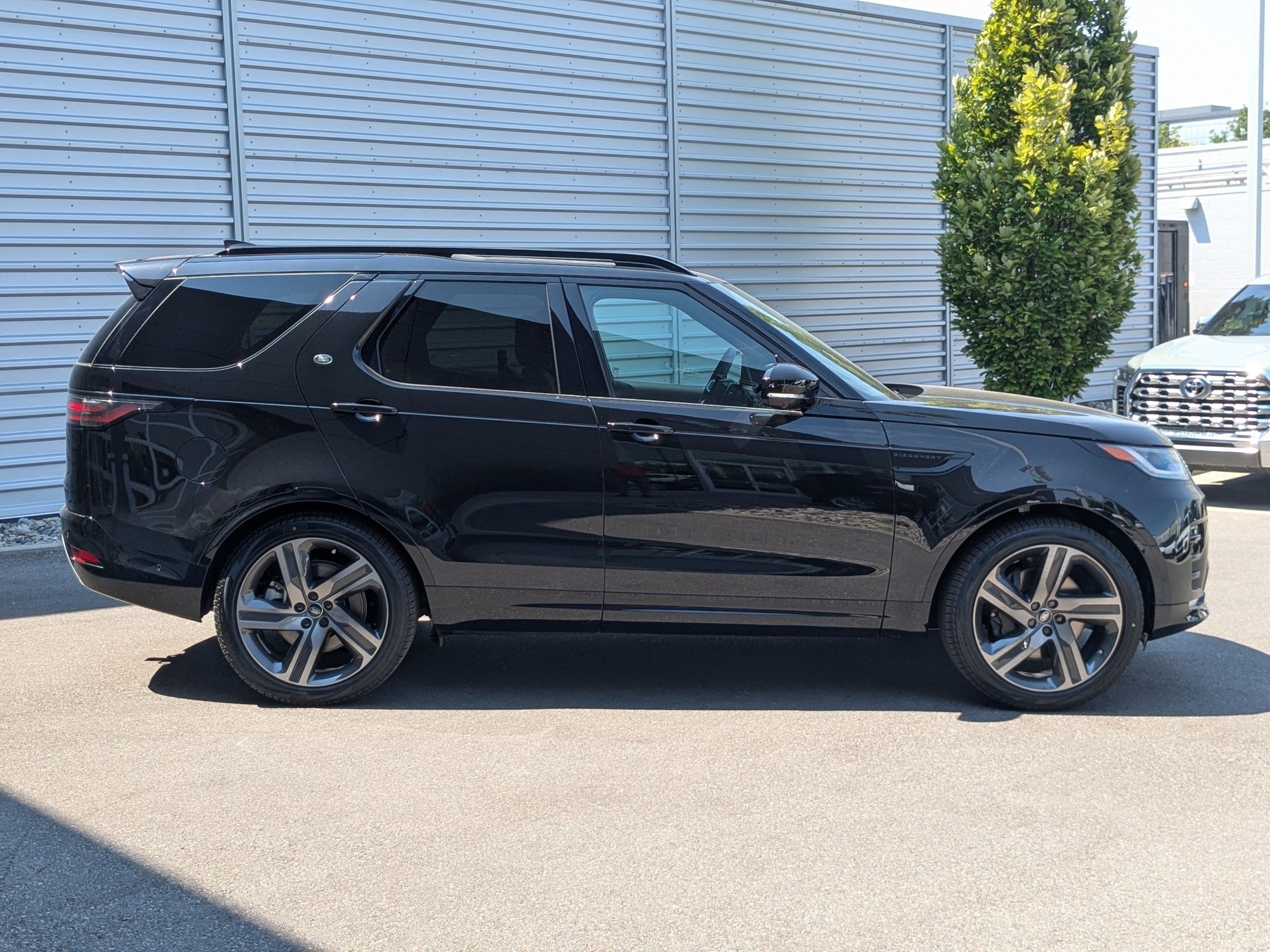 New 2026 Land Rover Discovery Limited Edition AWD/4WD image 4