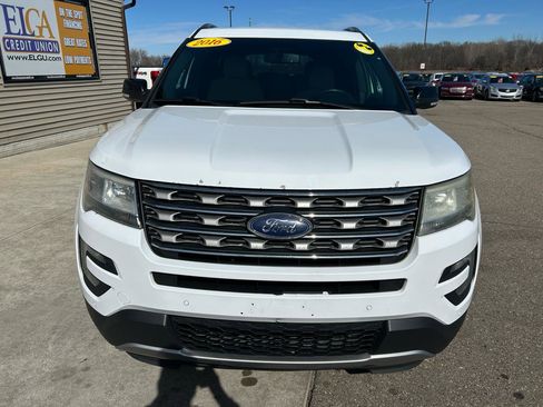 Used 2016 Ford Explorer XLT image 2