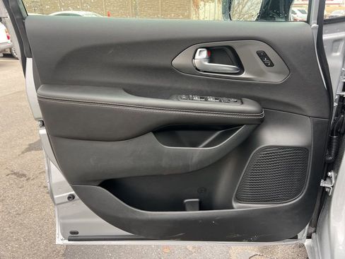 New 2026 Chrysler Pacifica Select w/ S Appearance Package FWD image 9