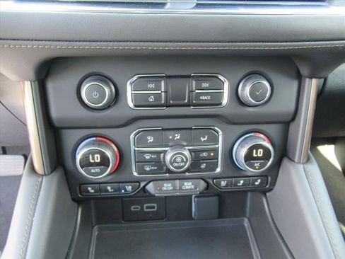 Used 2024 Chevrolet Suburban High Country w/ Advanced Technology Package image 28