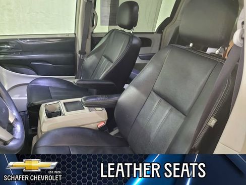 Used 2015 Chrysler Town & Country Touring-L image 8