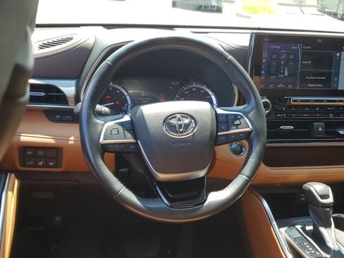 Used 2022 Toyota Highlander Platinum AWD/4WD image 12