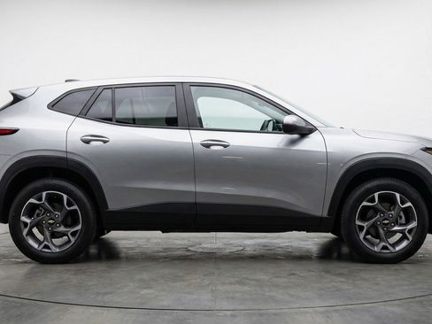 Used 2025 Chevrolet Trax LT FWD image 11