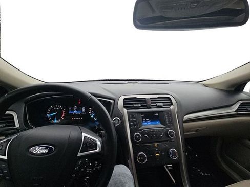 Used 2017 Ford Fusion SE image 12