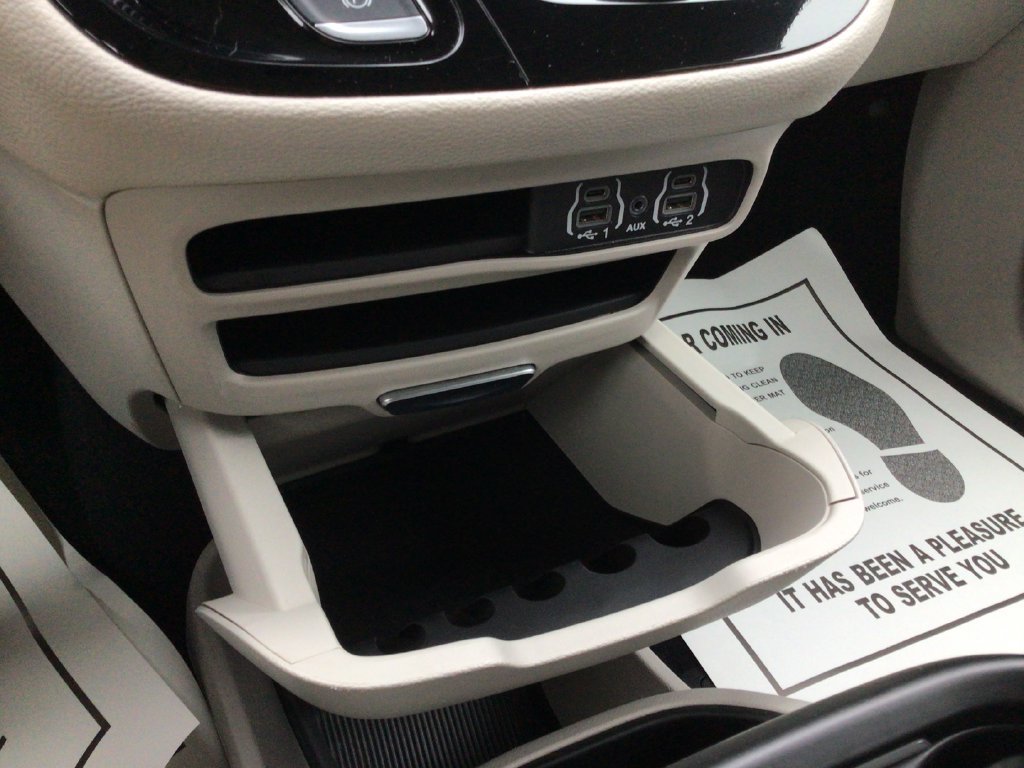 Used 2024 Chrysler Pacifica Limited FWD image 31