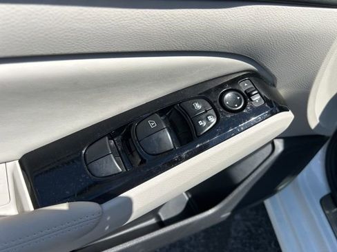 Used 2025 Nissan Altima 2.5 SL FWD image 13