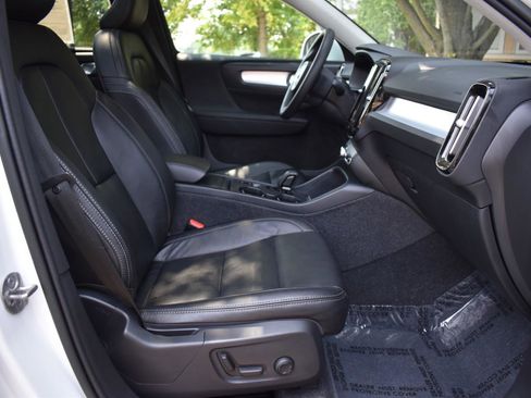 Used 2022 Volvo XC40 T5 Momentum w/ Premium Package image 48