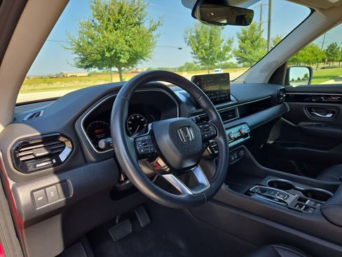Used 2023 Honda Pilot Touring image 2