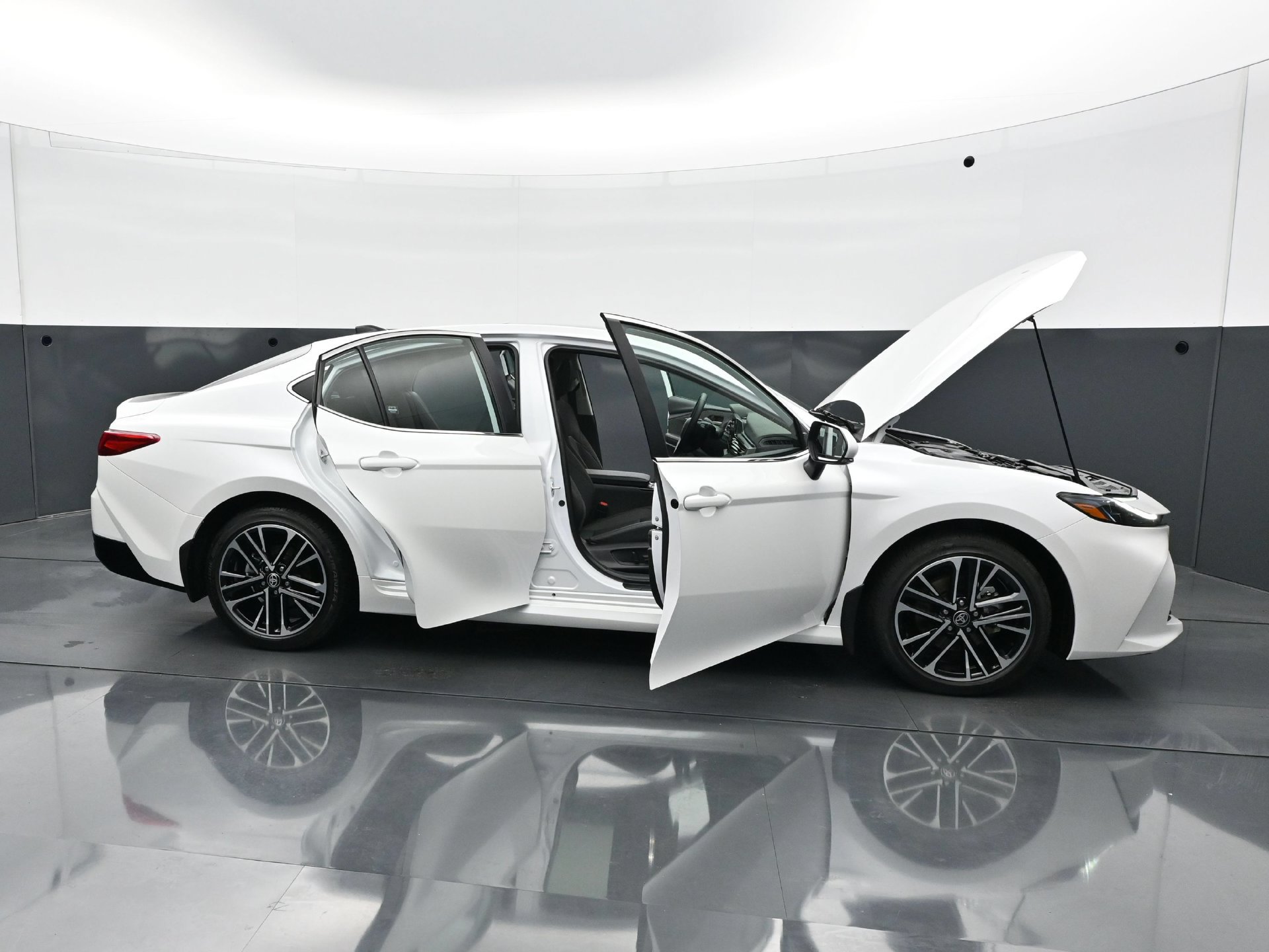 Used 2025 Toyota Camry XLE AWD/4WD image 35