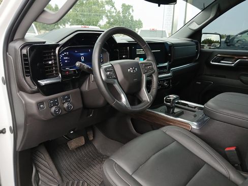 Used 2024 Chevrolet Silverado 1500 LT Trail Boss w/ Convenience Package II AWD/4WD image 15